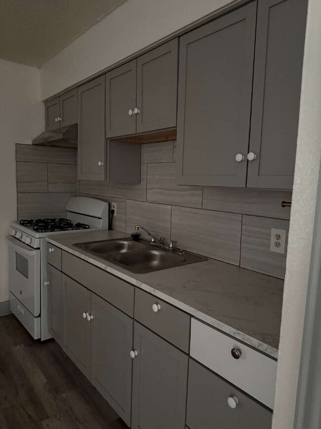 Photo - Gorgeous and Affordable 1 Bed/1 Bath, Clos... Unit 2