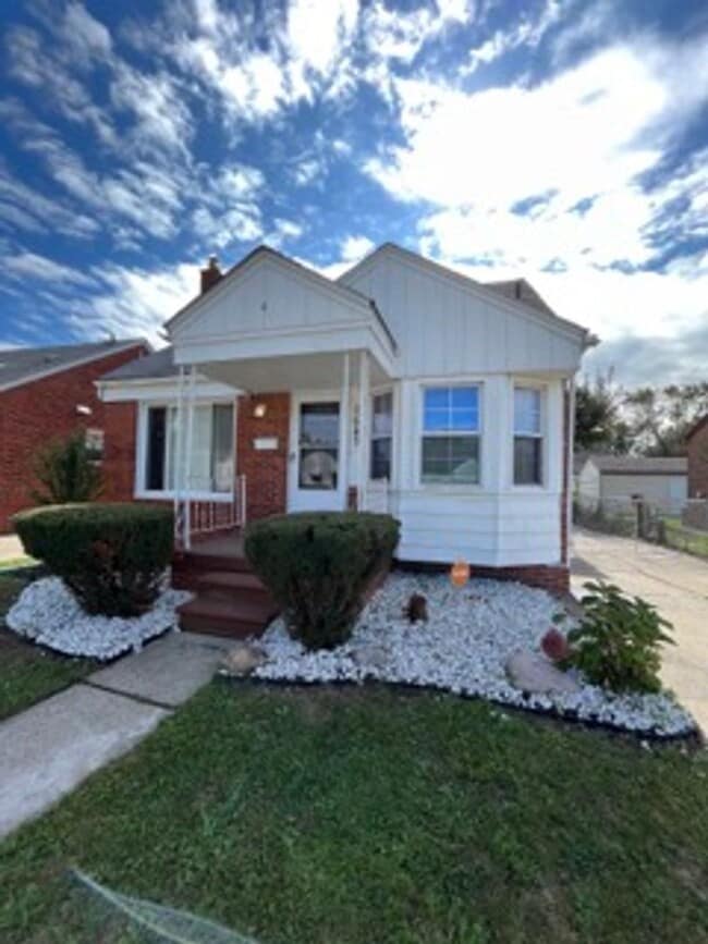 Building Photo - Beautifully maintained 3 bed - 1.5 Bath in Lincoln Park!