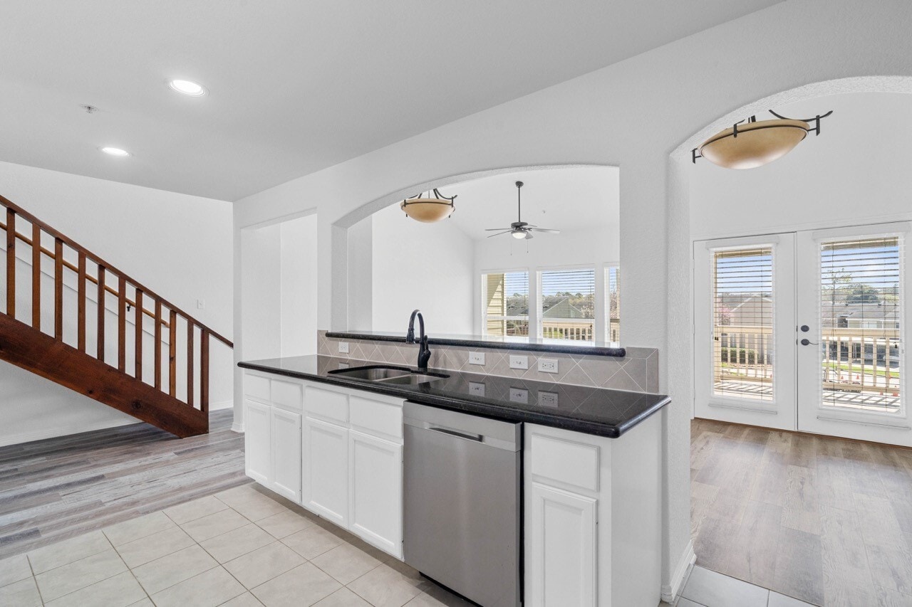 Photo - 30 April Point Dr S