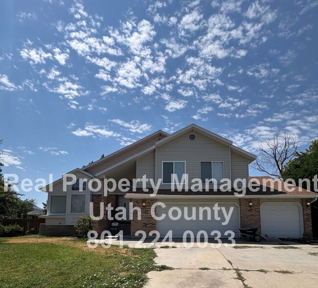Building Photo - Large and Spacious 4 Bedroom Home!