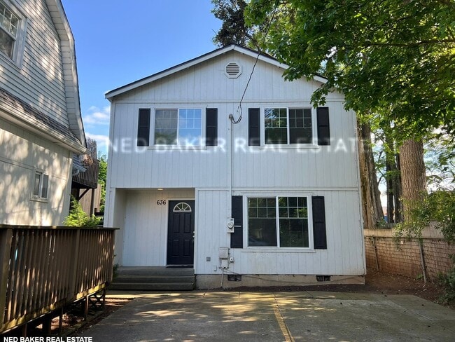 Building Photo - 3Bd/1.5Ba Two Story House - Available Soon! Unit 636