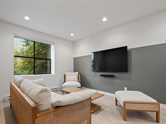 Photo - 382 Powell St