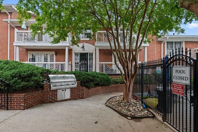 Photo - Beautiful 2bd/1ba Condo in VA Highlands w/ Balcony and Pool!!