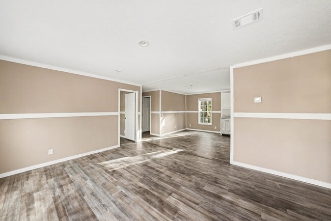 Photo - 9544 Ellis St