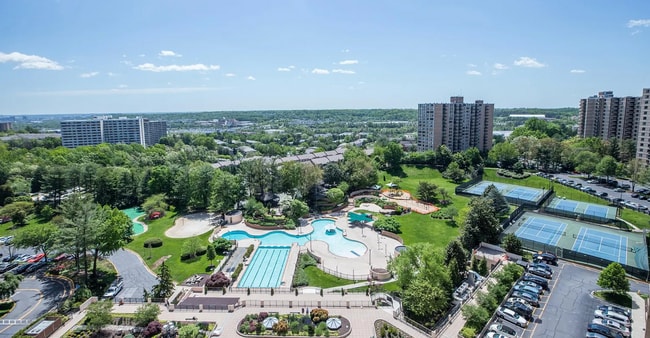 Building Photo - 309 Yoakum Pkwy Unit 410