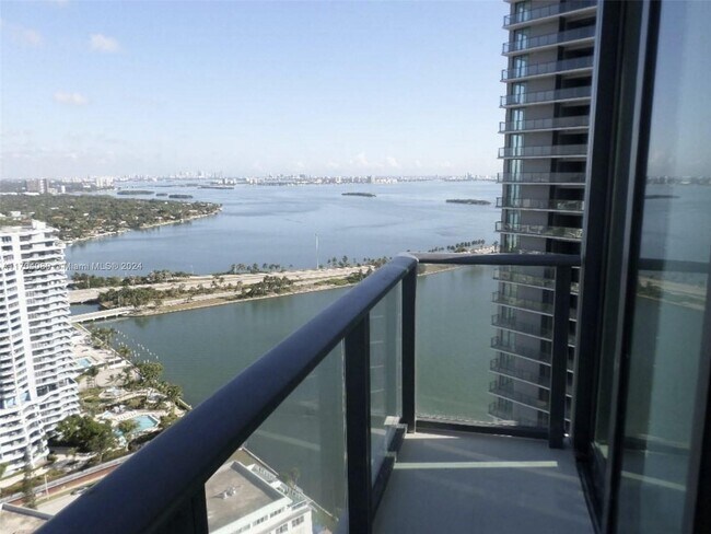 Photo - 650 NE 32nd St