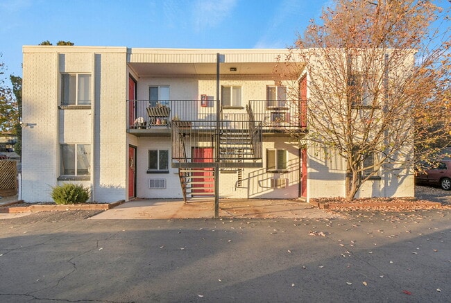 Building Photo - $1,475.00 - 2 Bedrooms, 1 Bathroom, Condo in Denver with Cozy Carpet! Unit #8