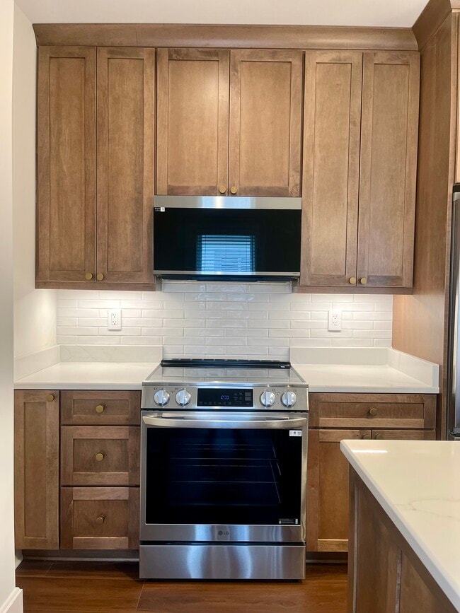 Photo - 676 Mohawk St,