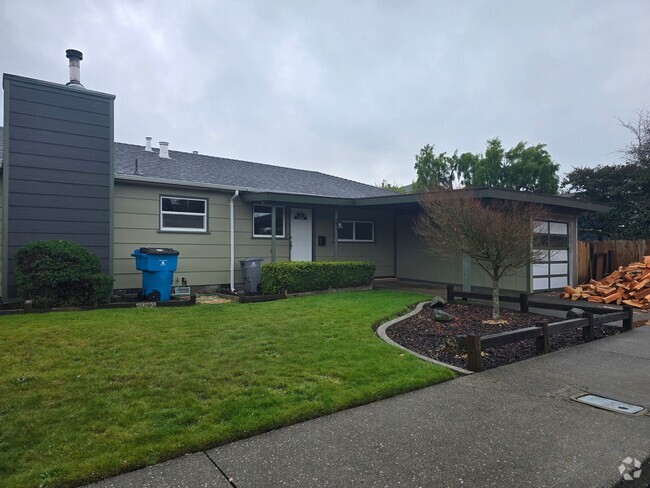 Building Photo - Duplex in Eureka! Rental