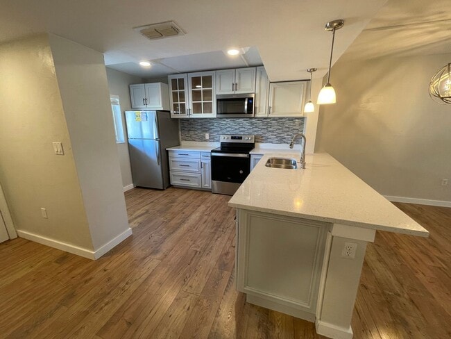 Building Photo - ANNUAL RENTAL - 2ND FLOOR 2/2 AT NAPLES TRACE Unit 6