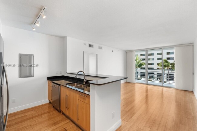 Building Photo - 335 S Biscayne Blvd Unit 908