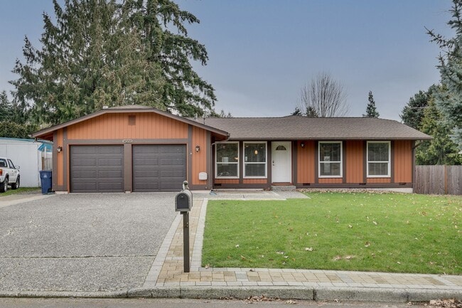 Photo - Kirkland Rambler with Amazing Back Yard!