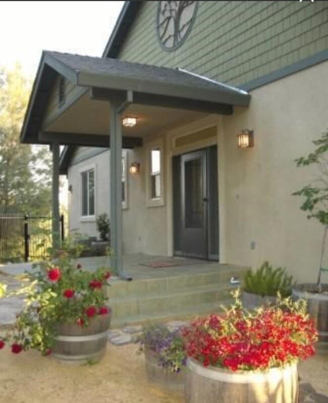 Photo - Luxury Home with 180 Degrees Lake Views