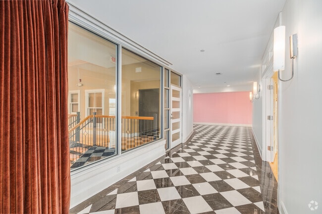 Penthouse 2BR, 1.5BA - 2,518SF - Foyer
