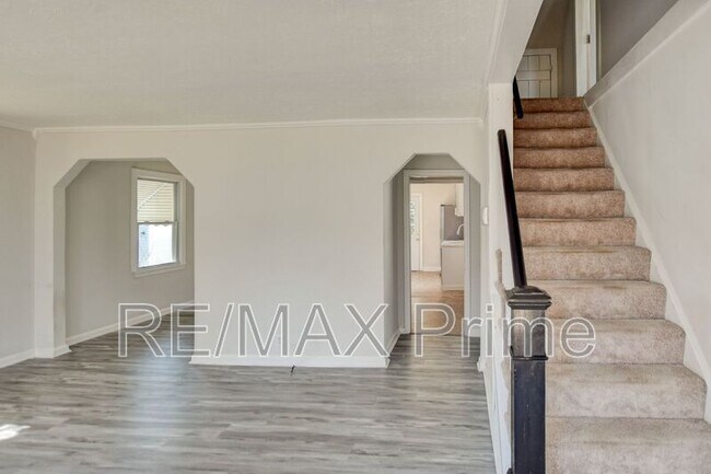 Photo - 11 Roberts Ct W