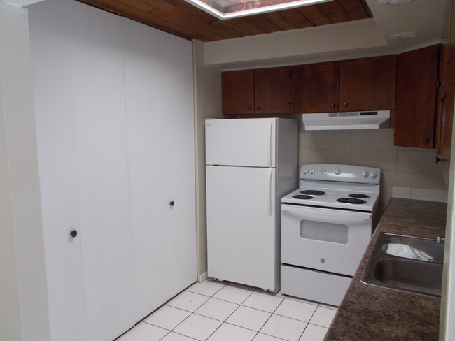 Kitchen - 920 E Shady Way Unit 6