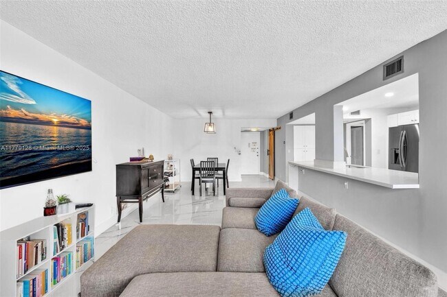 Photo - 1000 Parkview Dr Unit 329