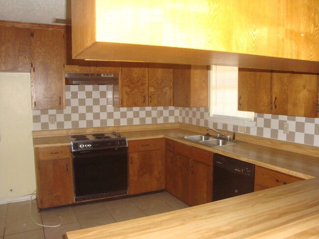 Photo - 1504 Coach St