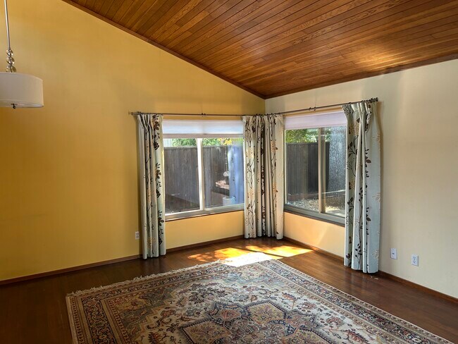 Ventanas traseras y laterales - 148 Kathryn Dr Casa Unidad 1