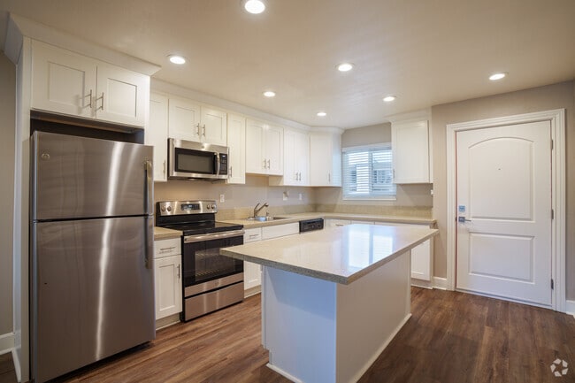 1BR, 1BA - 596SF - Kitchen