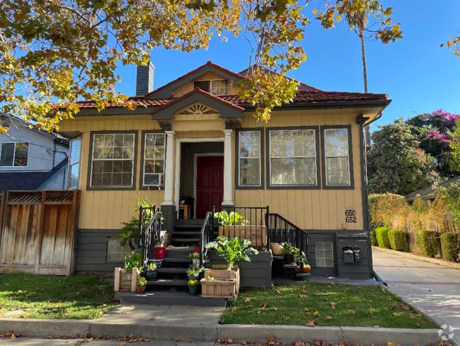Building Photo - 652 N 2nd St Rental