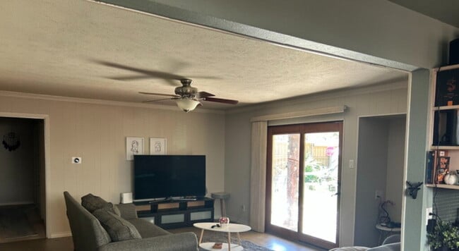 Building Photo - Walk to Campus from This Spacious 3BR/2BA Home (Room for Rent)