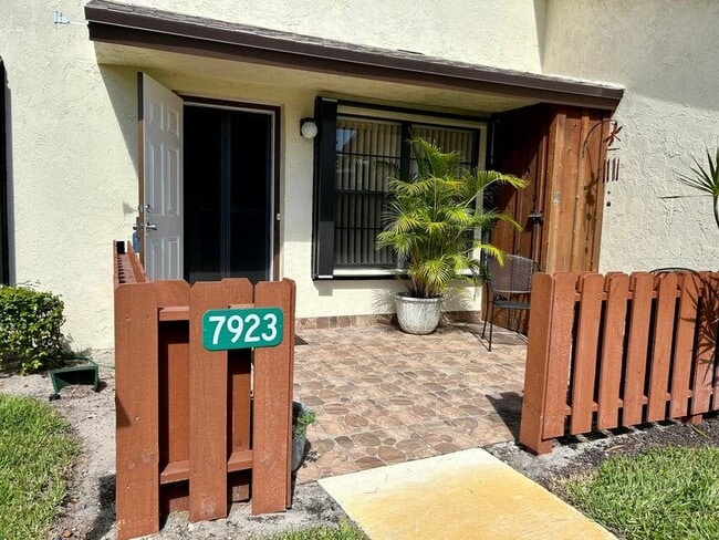 Photo - 7923 SE Villa Cir
