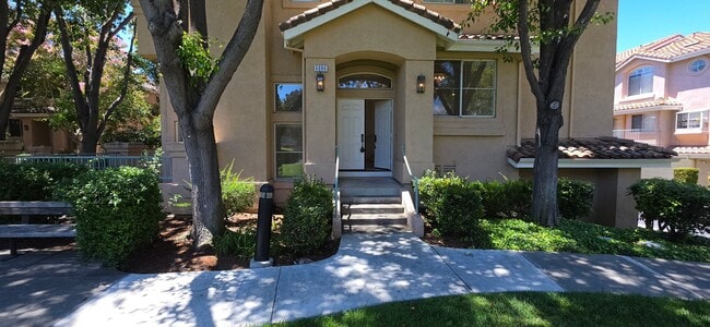 Building Photo - Rarely Available " Dont miss out" 3br3ba+ office