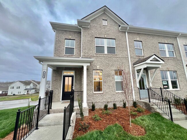 Building Photo - Like New 3 Bed, 4 Bath Townhome w/ 2 Car Garage