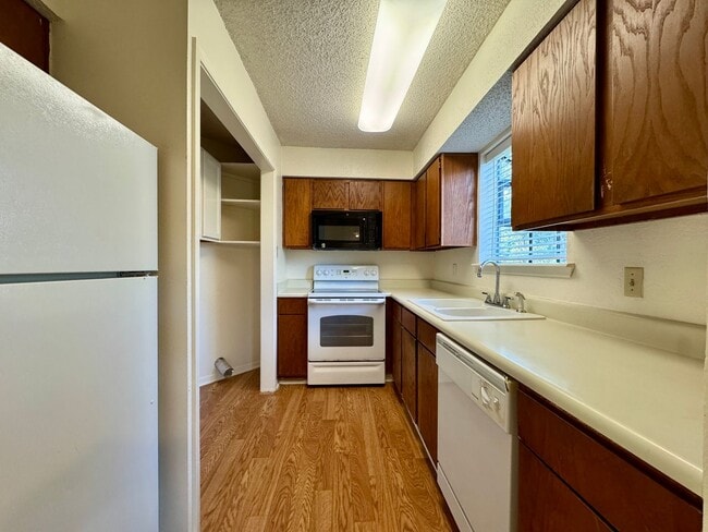 Photo - FEEL AT HOME AT LAKE SHORE VILLAS *Upstair...