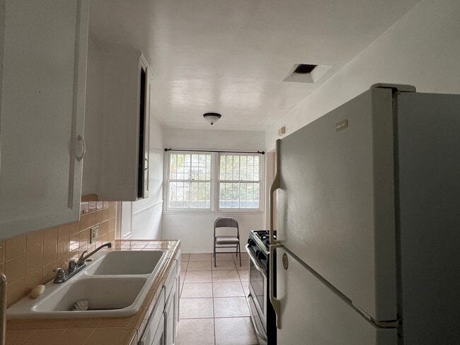 Photo - 873 N Hoover St Unidad 873 1-2