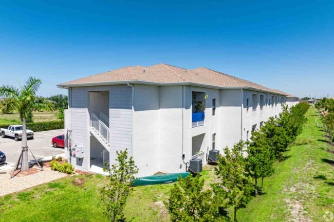 Building Photo - 3221-3409 SW 8th Pl Unit 3303-  201