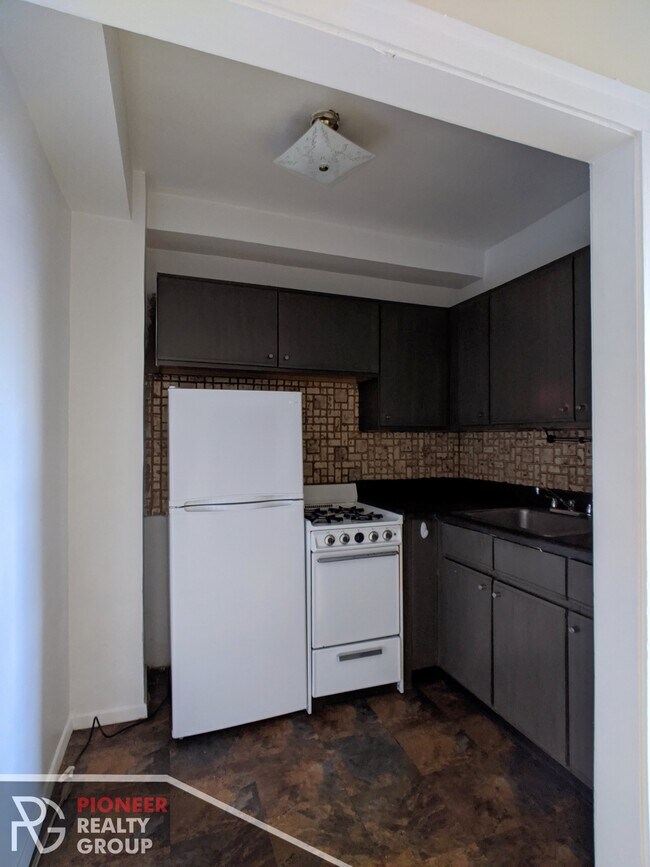 Photo - 739 W Belmont Ave