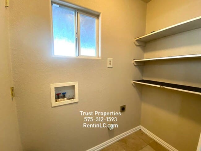 Photo - Great 4/2, all tile, close to Shops. Pets welcome