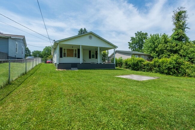 Photo - 3 bed and 1 bath house with fenced yard in Johnson City