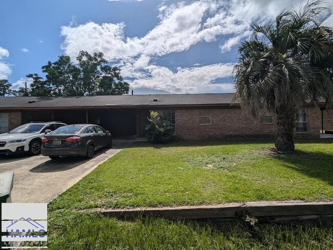 Building Photo - 979 Live Oak Dr