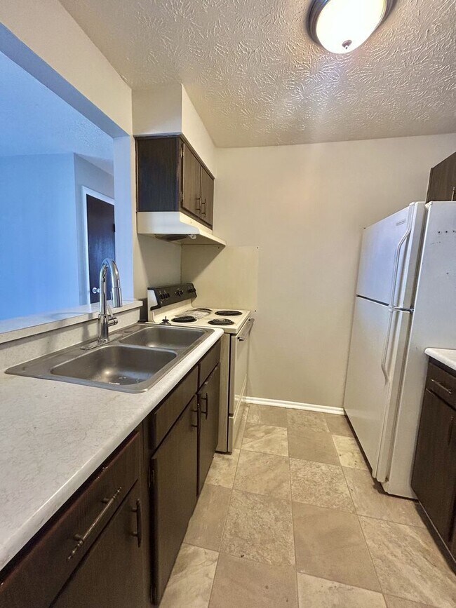 Photo - 1553 Glen Parker