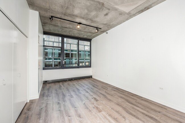 Building Photo - 235 W Van Buren St Unit 1418