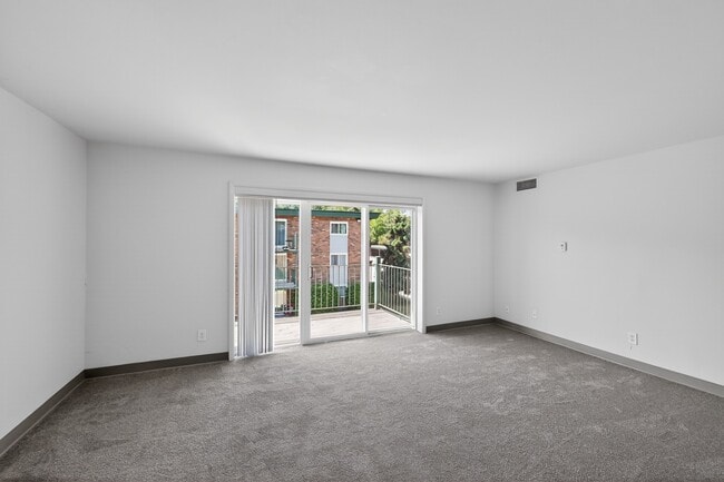 Living room - Evergreen Ridge Apartments (formerly Aspen Ridge)