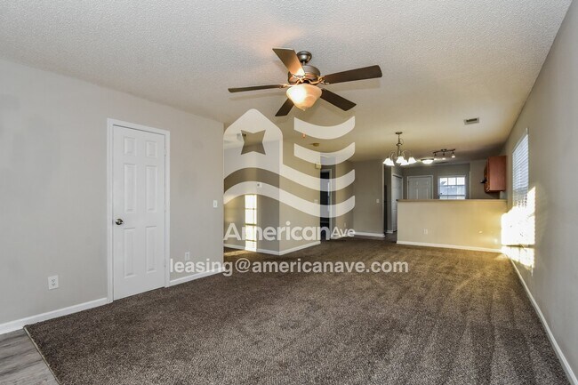 Photo - 426 Wincrest Ln