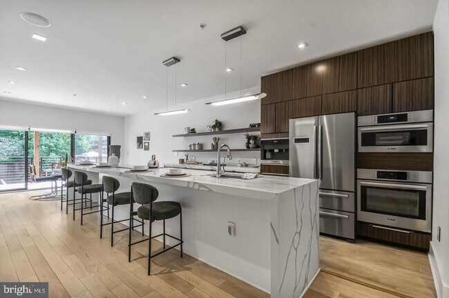 Building Photo - 2515 Ontario Rd NW Unit 1