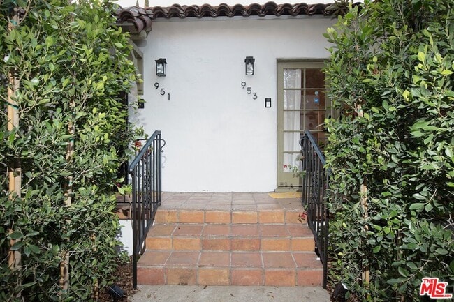 Photo - 953 N Martel Ave