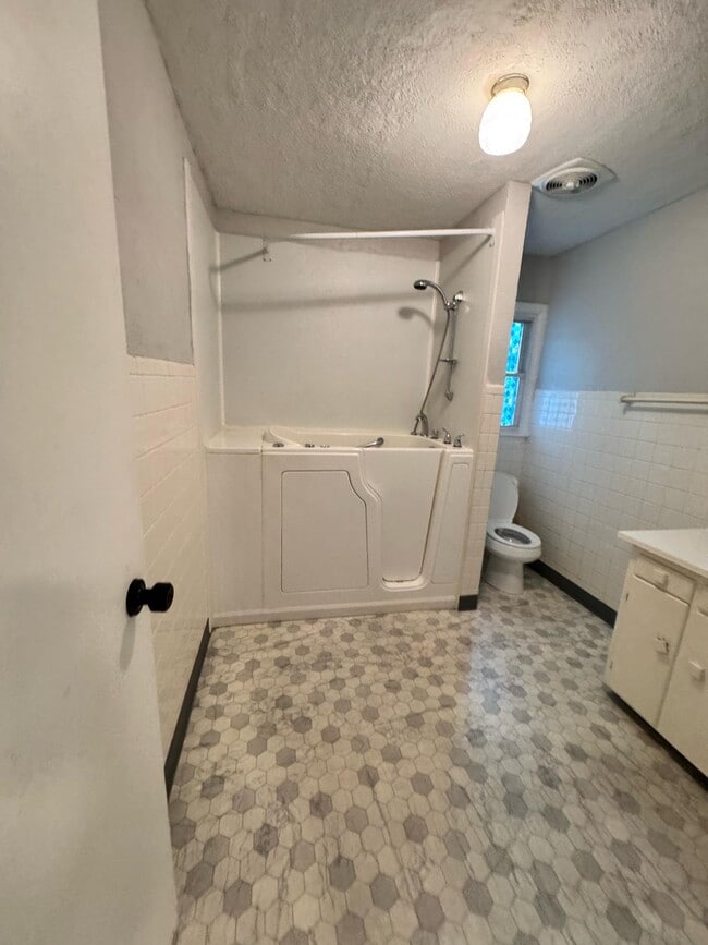 Photo - 2805 NE 56th Ter