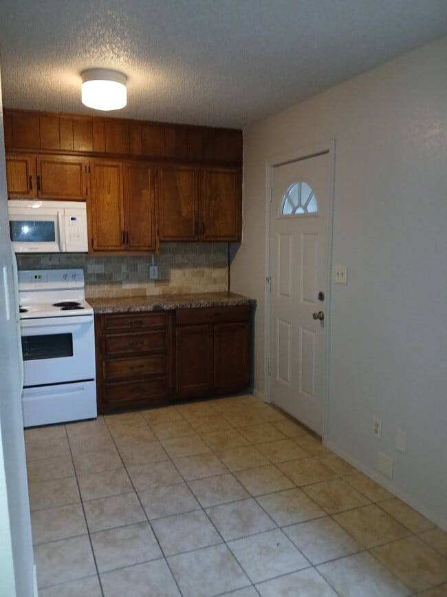 Photo - 2911 Featherston Avenue