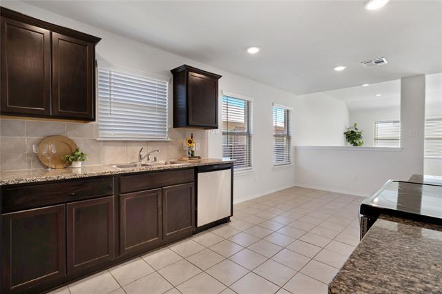 Photo - 914 Decker Dr