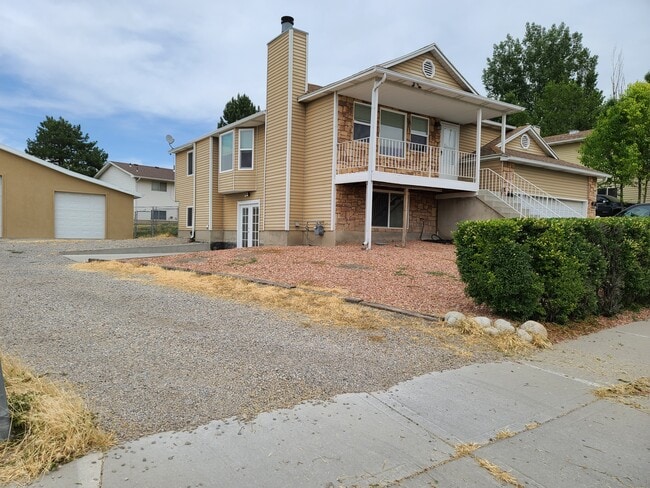 Building Photo - 940 W Red Oaks Dr Unit Lower
