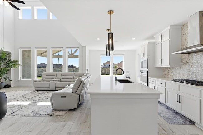 Photo - 396 Hollister Dr