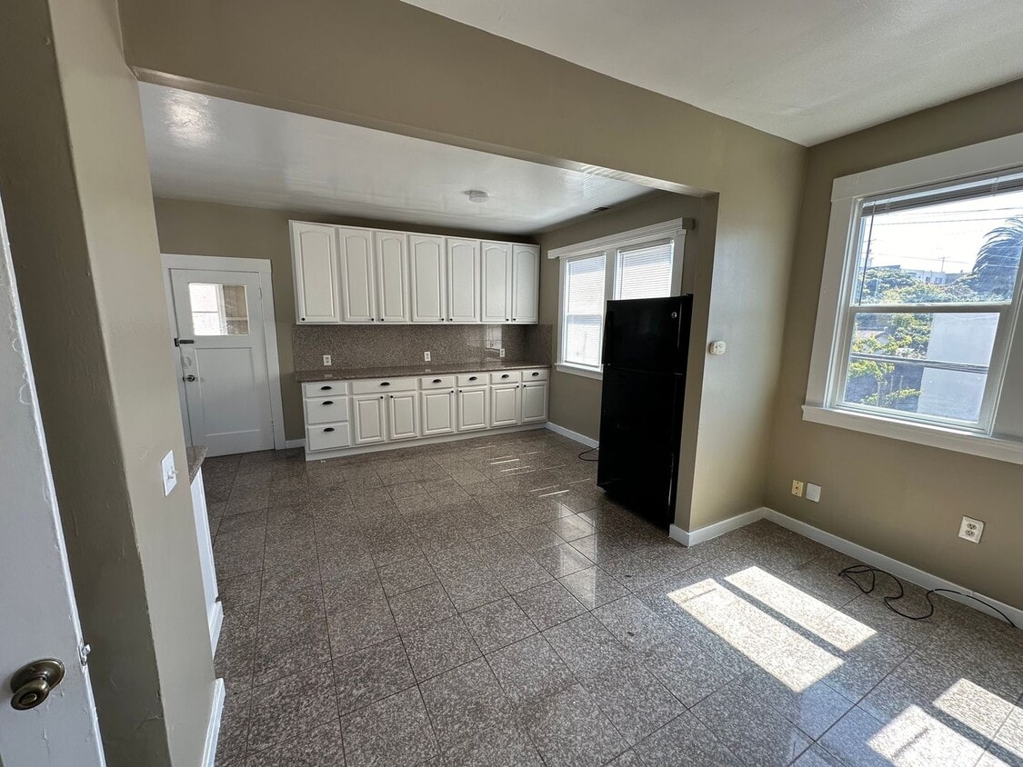 Rare 4BR Upstairs Gem – Light-Filled & Ove... - Rare 4BR Upstairs Gem – Light-Filled & Ove...