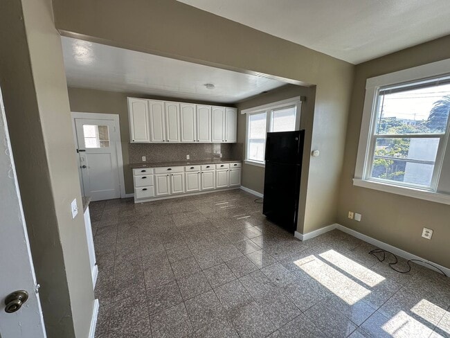 Rare 4BR Upstairs Gem – Light-Filled & Ove... - Rare 4BR Upstairs Gem – Light-Filled & Ove... House