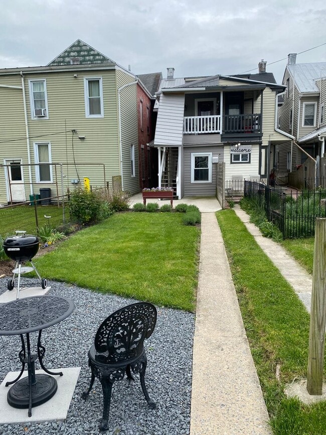 Building Photo - 131 S Main St Unit Apt 1